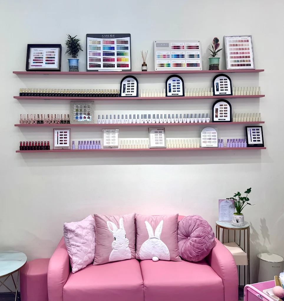 Kệ bảng màu sơn và sofa hồng