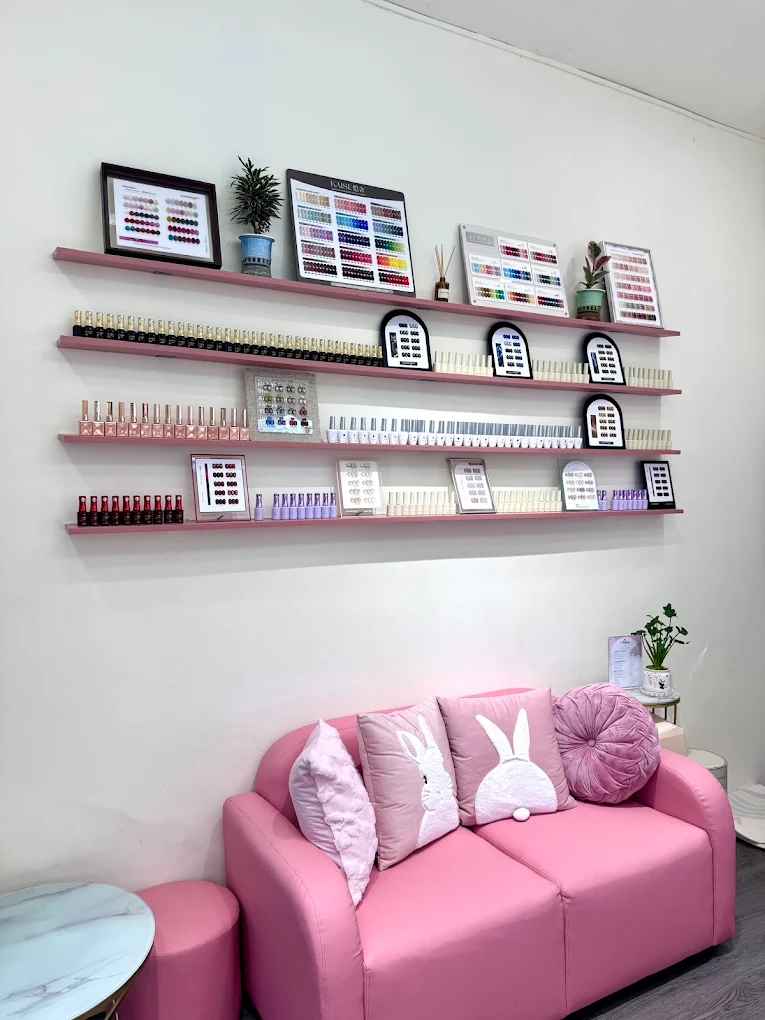 Kệ bảng màu nail và sofa chờ